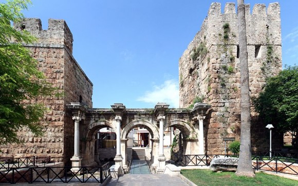 Antalya_-_Hadrian's_Gate_by_Ingo_Mehling_(Creative_commons)