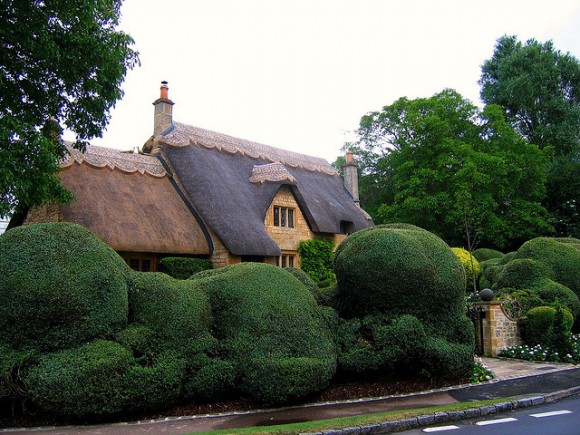 Thatched Cottage in Chipping Campden by Flickr user UGArdener (creative commons)